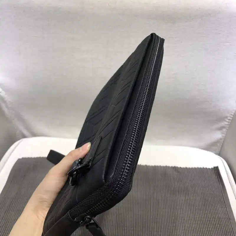 G*u*i bags 1917m0060