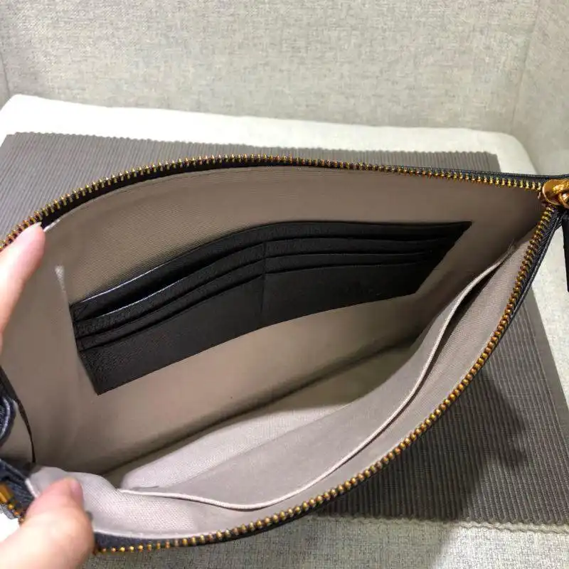 G*u*i bags 1917m0062