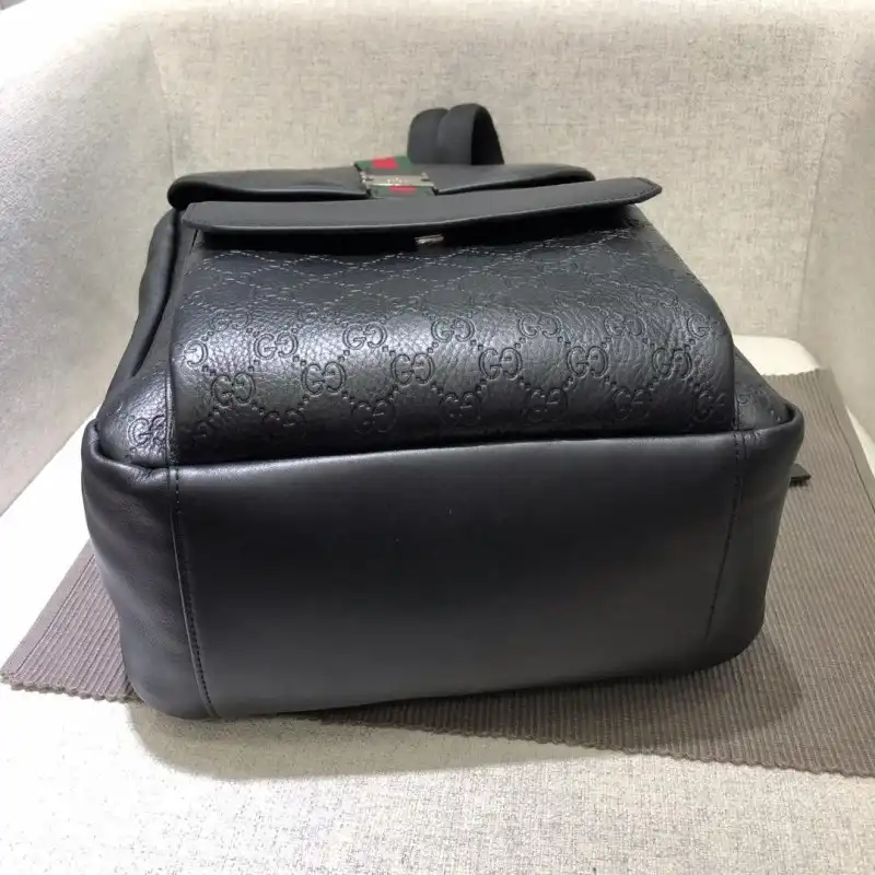 G*u*i bags 1917m0068
