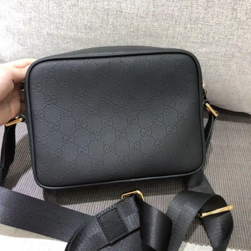 G*u*i bags 1917m0071