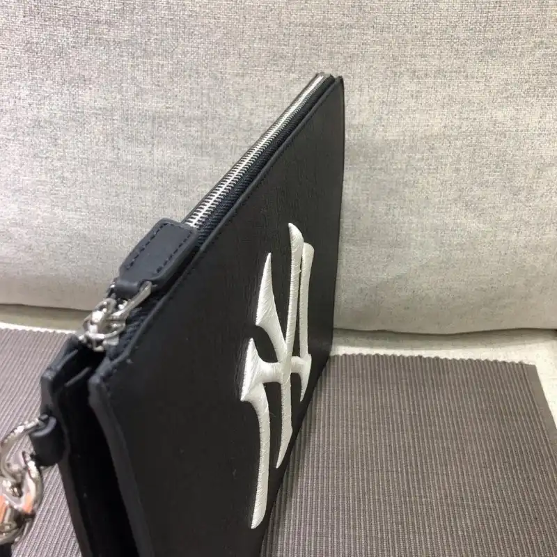 G*u*i bags 1917m0077