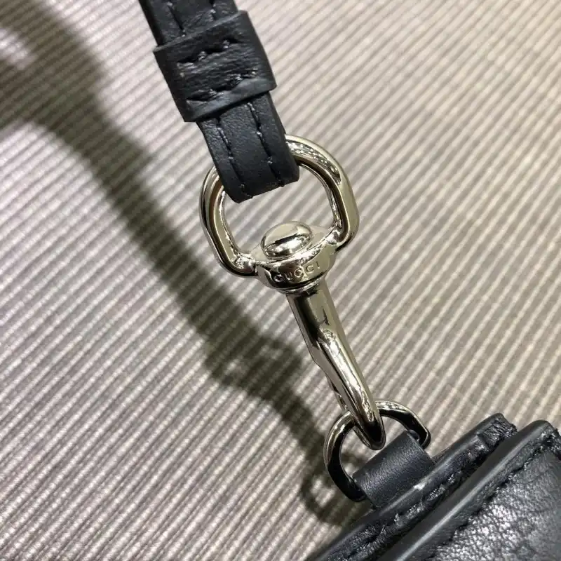 G*u*i bags 1917m0077