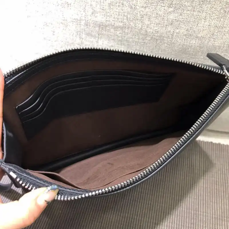 G*u*i bags 1917m0077