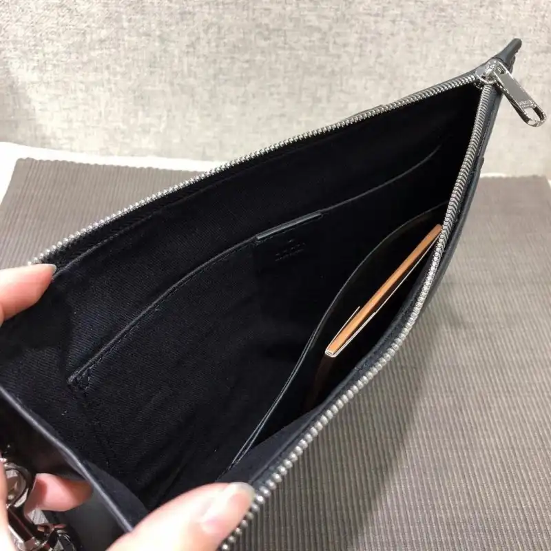 G*u*i bags 1917m0078