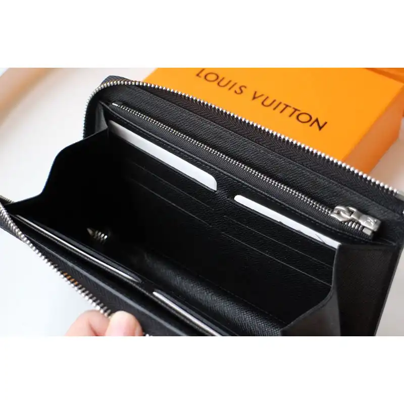 LV Bags 208B570107