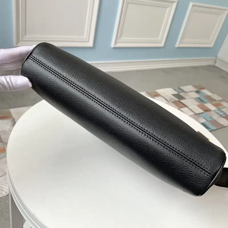 LV Bag 19HT0105