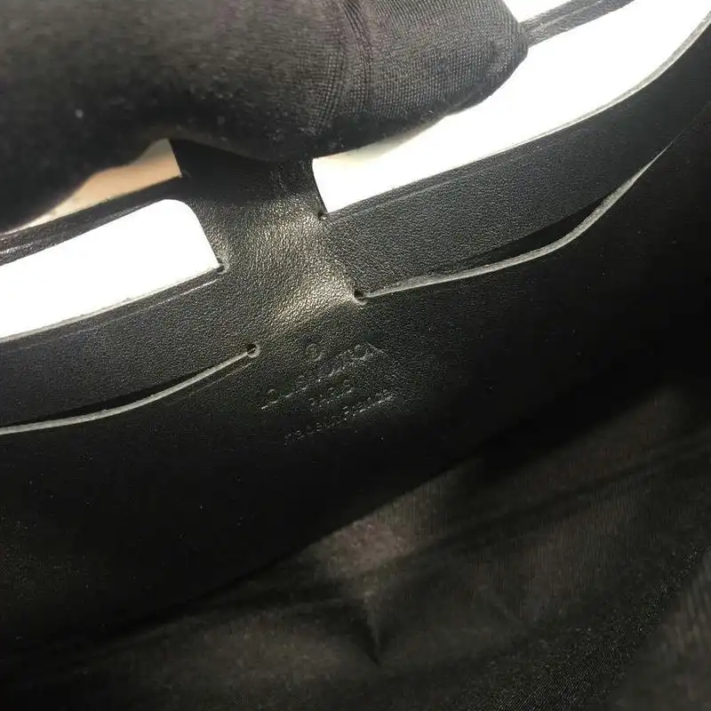 LV Bags 19T1L0636