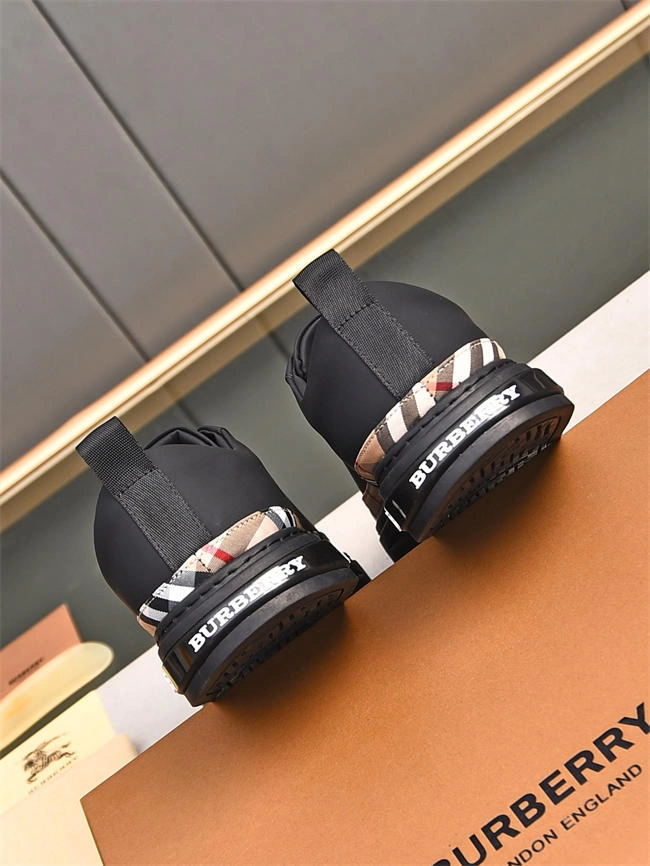 Burberry Sneaker Elegant 2622