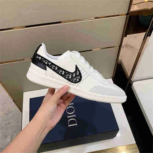 DR Sneaker Popular 1142