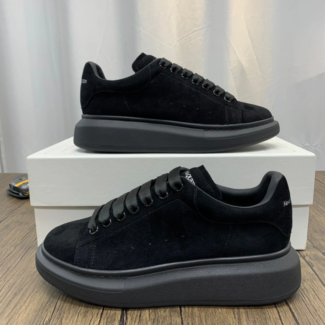 Versatile McQuen Triple Black 553761WHV 2496